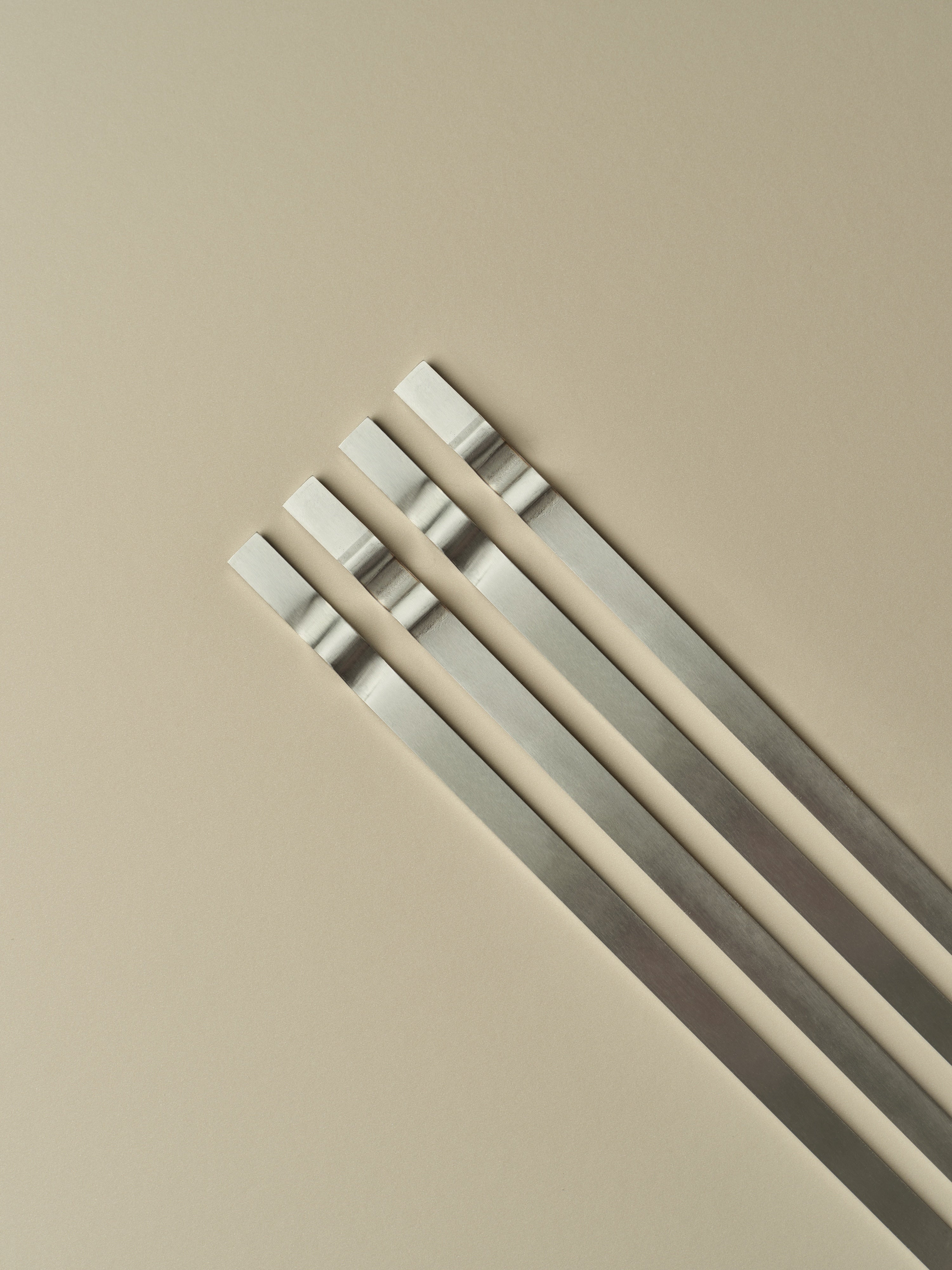Four flat skewers with scalloped handle 